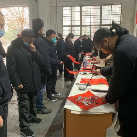 舞钢市文化广电和旅游局“万人助万企”暨“迎新春送春联”活动走进舞钢三和盛公司机加车间