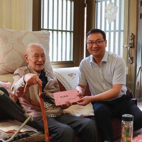 国网泰兴市供电公司：公司领导重阳节前走访慰问离休干部