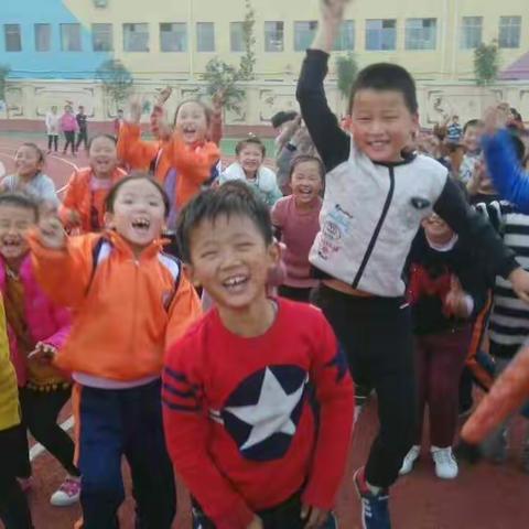 我们是一家人，相亲相爱的一家人。。