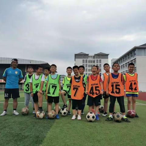 骄阳似火，“足”下生风         ——延安中学教职工子弟暑期足球⚽️训练营圆满结束