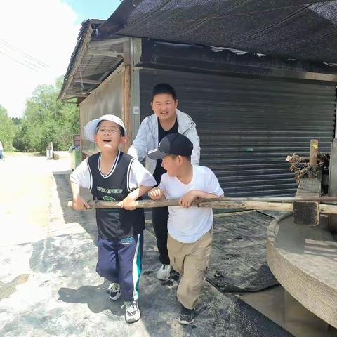 不负春光美     劳动润童心。