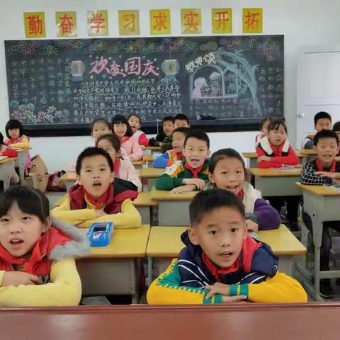 今天早上，葛朱小学学生在班主任的组织下熟背“社会主义核心价值观”，先全班背诵，再个别背诵，进行默写。