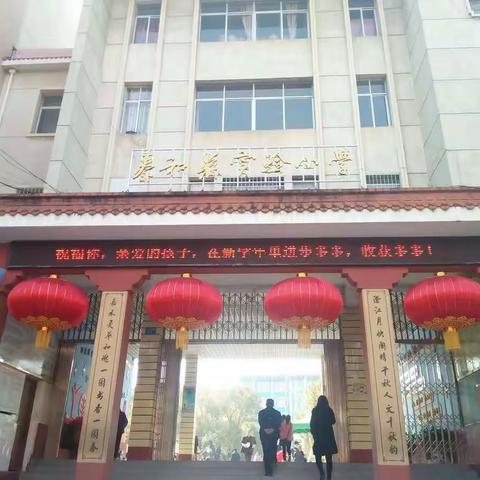 四年级七班家长志愿者活动一一校门口交通执勤掠影