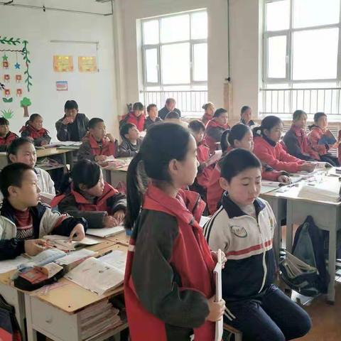 东阳关中心校常规检查一一走进东阳关小学:检查作业，教案，听推门课。