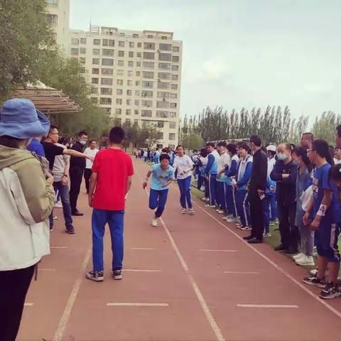 花式接力可圈可点                     师生拼搏可歌可泣