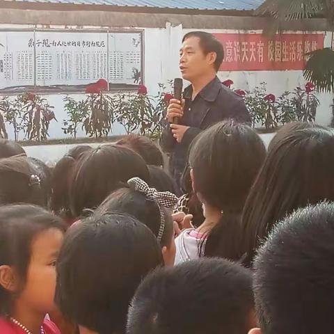 梁庙小学第一次月考表彰会