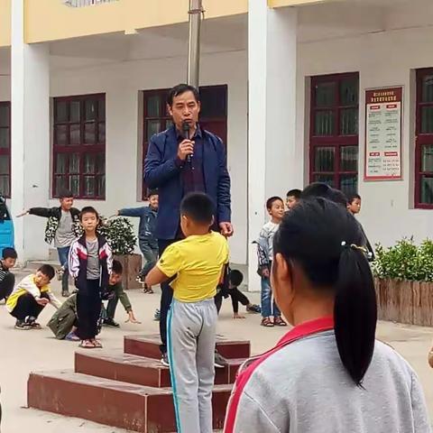 梁校长在国旗下对学生进行爱国主义教育