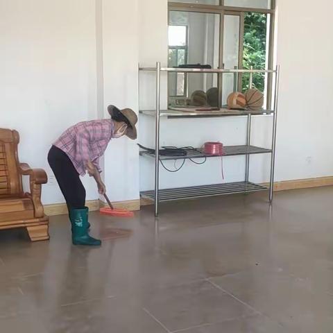 福坡村委会开展文化室清扫活动