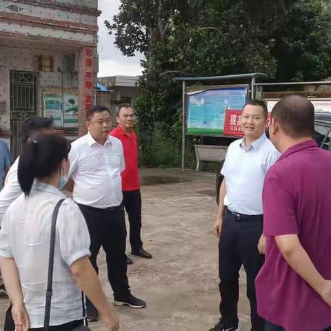 沈伦子书记代表市科工信局党委慰问乡村振兴队员