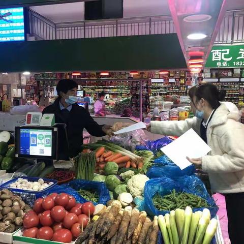 走入商户    宣传“拒收人民币违法”