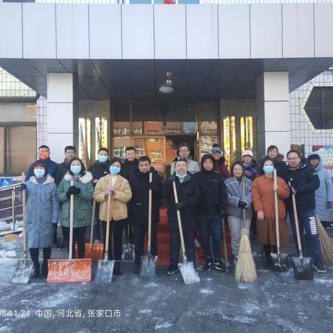 【南不畏难 大道致远】瑞雪纷飞紧，扫雪暖人心