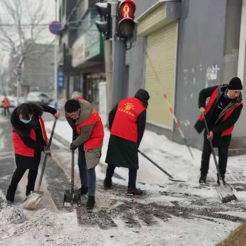 嵩阳街道：清理积雪，我们在行动！