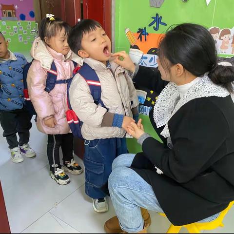 平塘县华艺幼儿园大三班的宝贝们在幼儿园的生活