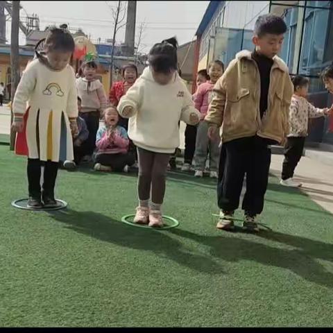 水冶镇正心幼儿园大六班体育活动【呼啦圈的多种玩法】