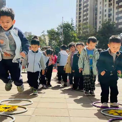 阳光正好☀️微风不燥，我们一起来玩小兔子找萝卜的游戏啦！大家都非常勇敢的跳了过去。