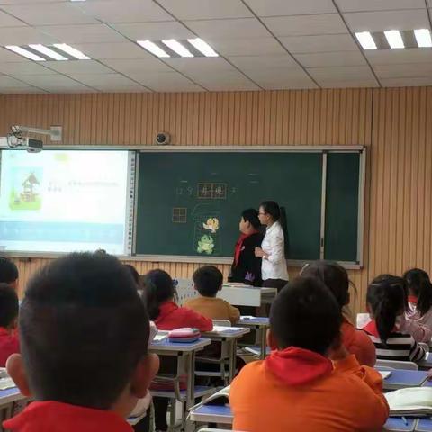 “积淀教学智慧 升腾课堂技能”   ———教育局教研员助力东关小学青年教师成长教学活动