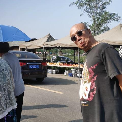 来到八里罕镇，哥嫂带我去赶集