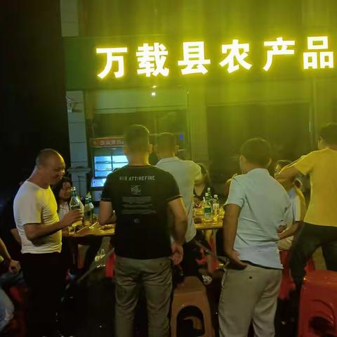 万载服务三农夜宵摊开业了，快来品尝这里制作的农特产品。
