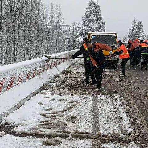 除雪保通  公路人在行动