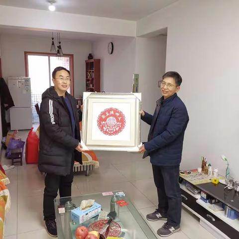 区委党校对获得最美陕州人提名奖的辛金桥同志进行慰问