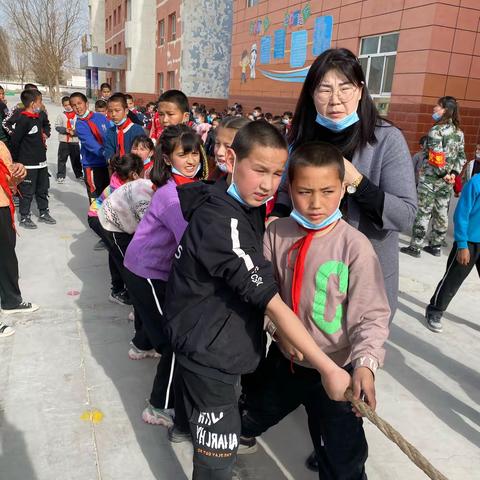 和静县第七小学———“弘扬雷锋精神，争做美德少年”五六年级组拔河比赛