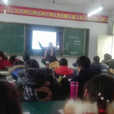 袁庄小学校本教研活动进行中