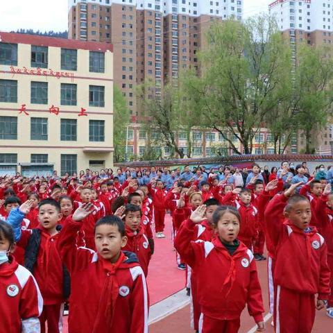 【红领巾心向党】五一劳动节——迭部县城关小学开展清洗红领巾实践活动