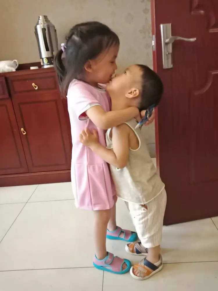 亲亲热热小姐弟👫