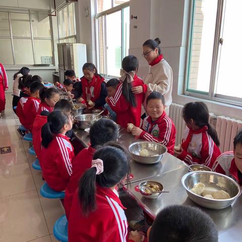 用心陪餐，呵护成长！——黛溪小学家长代表陪餐记