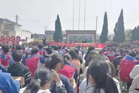 朝阳为槌 大地为鼓 战鼓震天催奋进 春风为号 鲜花为角 号角凌云激斗志
