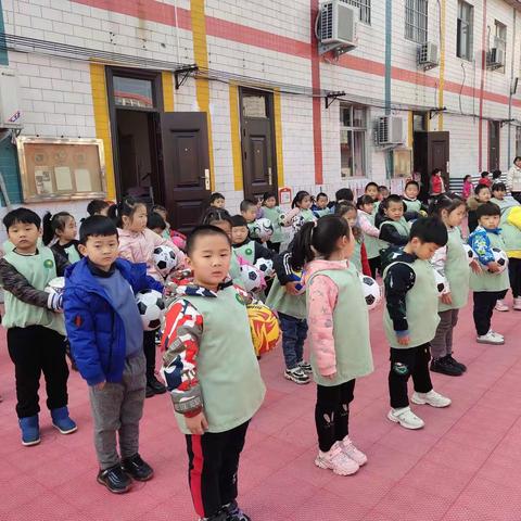 小足球，大梦想——大一班足球游戏精彩瞬间