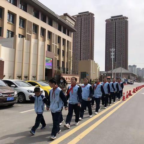 走进车站学习铁路安全知识