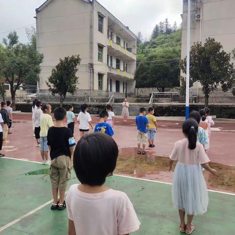 做一名光荣的小学生--- 记平江县福寿山镇芦洞小学新生入学礼