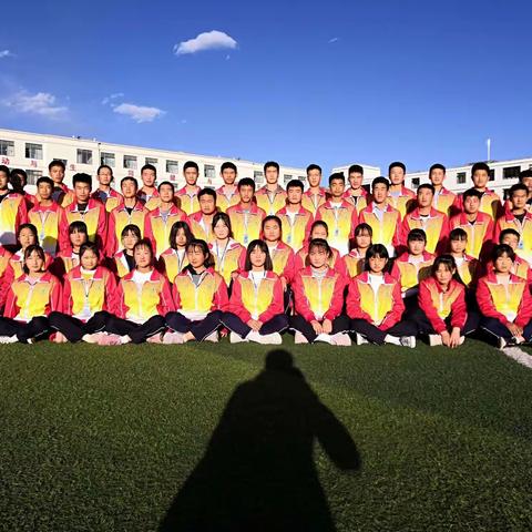 保持教室清洁，靠你靠他靠大家。临潭一中高一二班大扫除剪影。