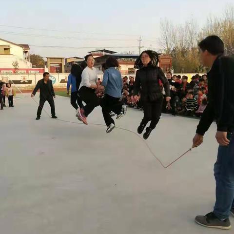 张市镇小寨小学师生跳绳比赛