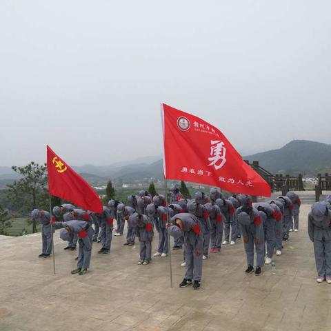 赣县区大埠中学举行清明“缅怀革命先辈”祭英烈活动