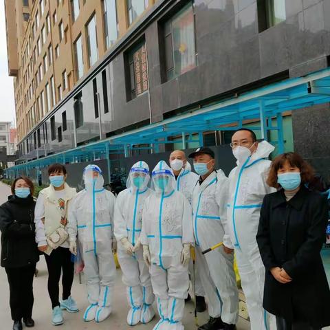 医护妙手大爱无疆  居民排队通力配合