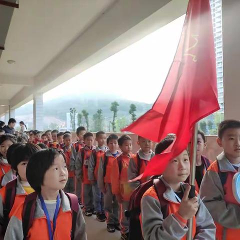 “亲近自然 携手阳光 爱我金秋”主题活动——小83班游记