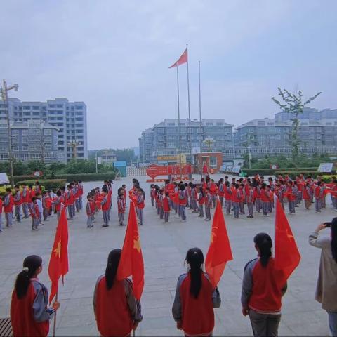 “红领巾心向党 争做好队员”——西城小学新队员分批入队仪式