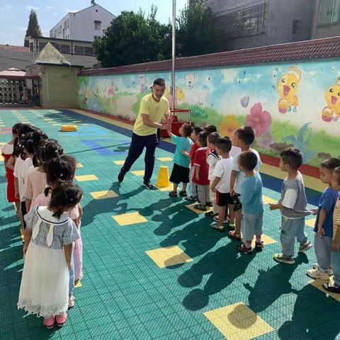 今日体智能训练学习目标：锻炼幼儿合作共赢精神，通过游戏锻炼幼儿跑跳能力。加强腿部肌肉训练。