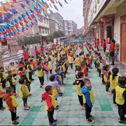 感恩节丽家亲子幼儿园一园中三班小朋友走进小区赠送比心贺卡