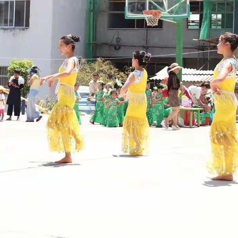 慧凡.大风车艺术幼儿园“欢乐泼水节”