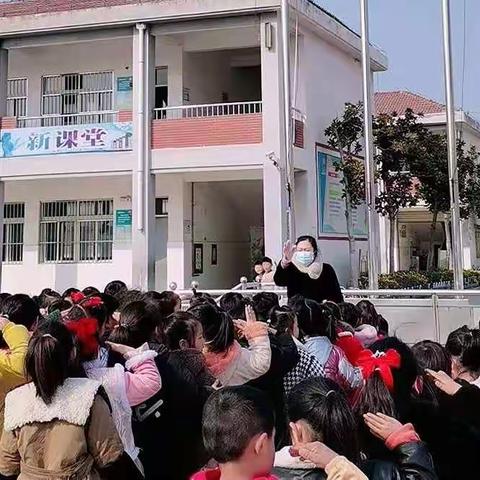 参观小学，零距离感受小学生活------沛县鹿楼镇中心幼儿园参观小学活动