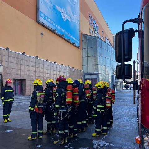 披坚执锐迎“两会” 严阵以待护平安——海伦市消防救援大队开展大型城市综合体消防演练