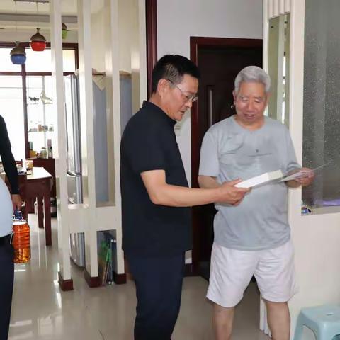 【淇滨区城市管理局】真情慰问老党员 不忘初心送温暖