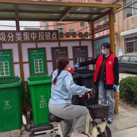 垃圾分类志愿者联合西城社区党员“巧手共绘绿色梦垃圾分类入人心”桶边指导宣传活动