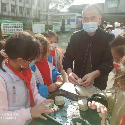 欢乐校园·温暖冬天——战旗小学组织学生包饺子劳动实践活动