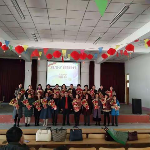 昌里中学女教师三八妇女节接受鲜花祝福
