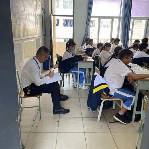 集思广益 筑高效课堂——海口二中初一年级“推门听课”教研活动总结