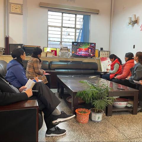 宝丰县档案馆组织观看《榜样5》专题节目